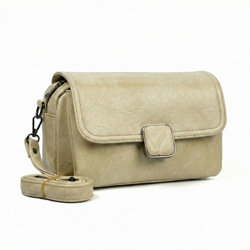 True ? شنطة كروس جلد إيطالي مستورد بسوست وإكسسوارات مستوردة مقاس 15×24 :  Imported Italian leather crossbody bag with imported zippers & hardware, size 15×24 cm

